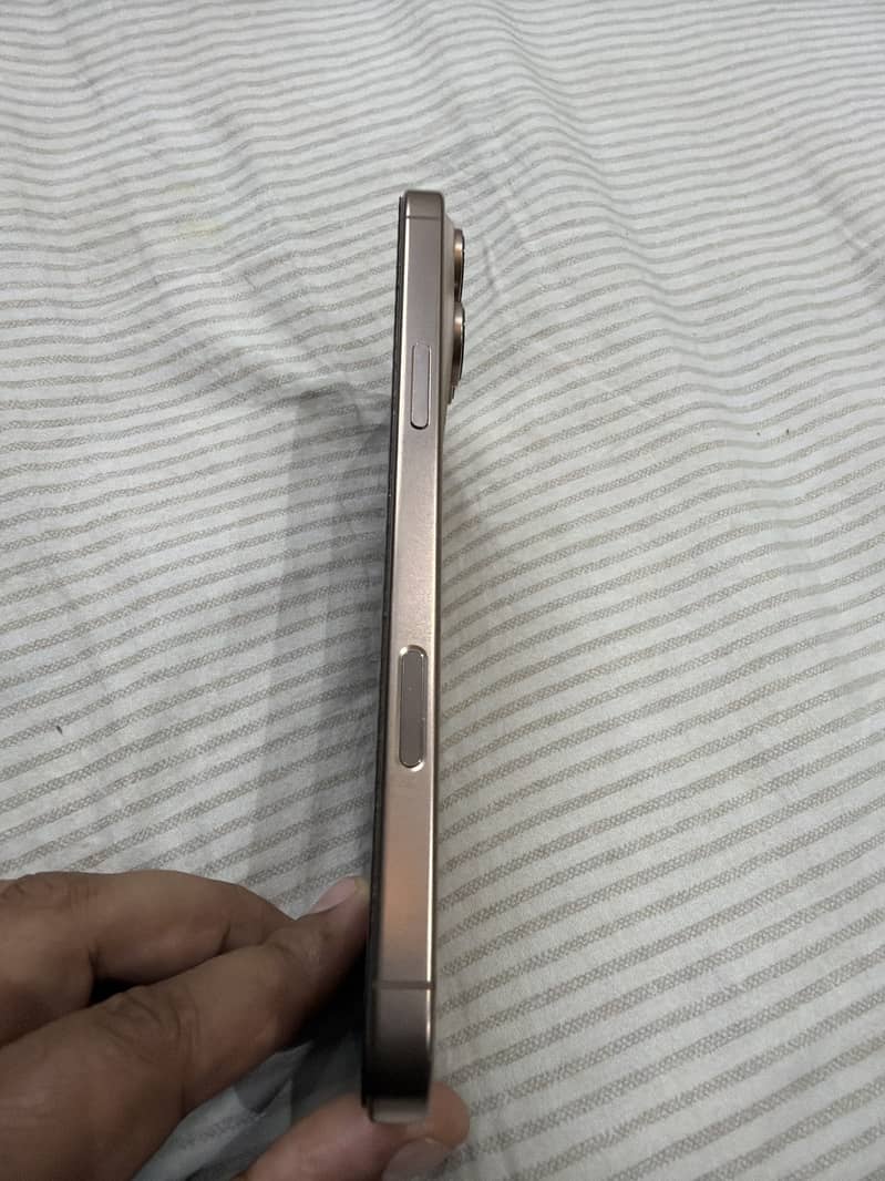 Apple iPhone 16 Pro Max 1