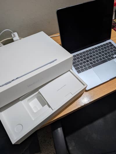 Apple MacBook Air M4 (2025) with warranty/box