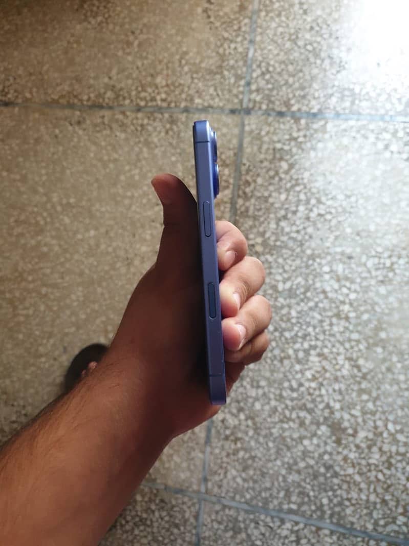Apple iPhone 16 0