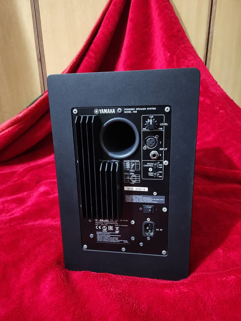 YAMAHA HS8 7