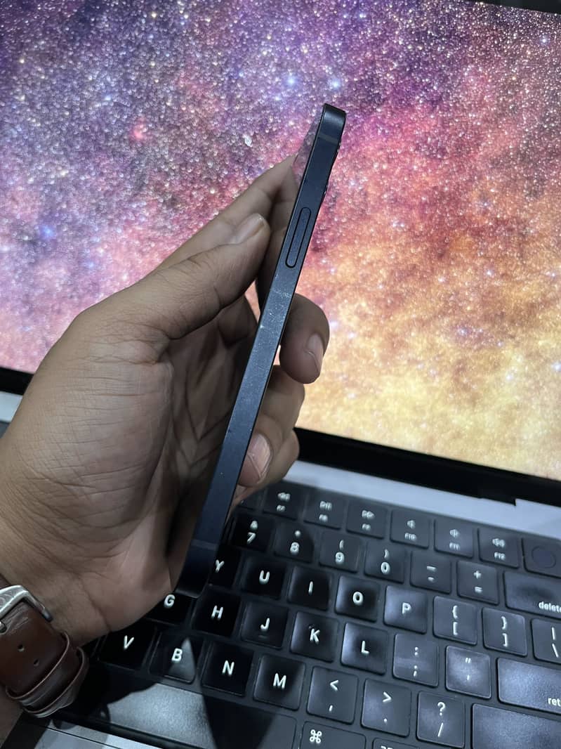 Apple iPhone 12 4