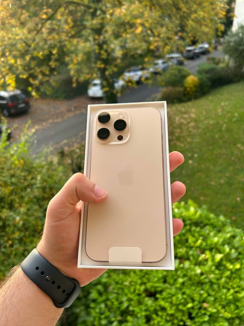 Apple iPhone 16 Pro Max 0