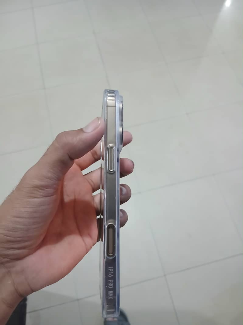 Apple iPhone 16 Pro Max 1