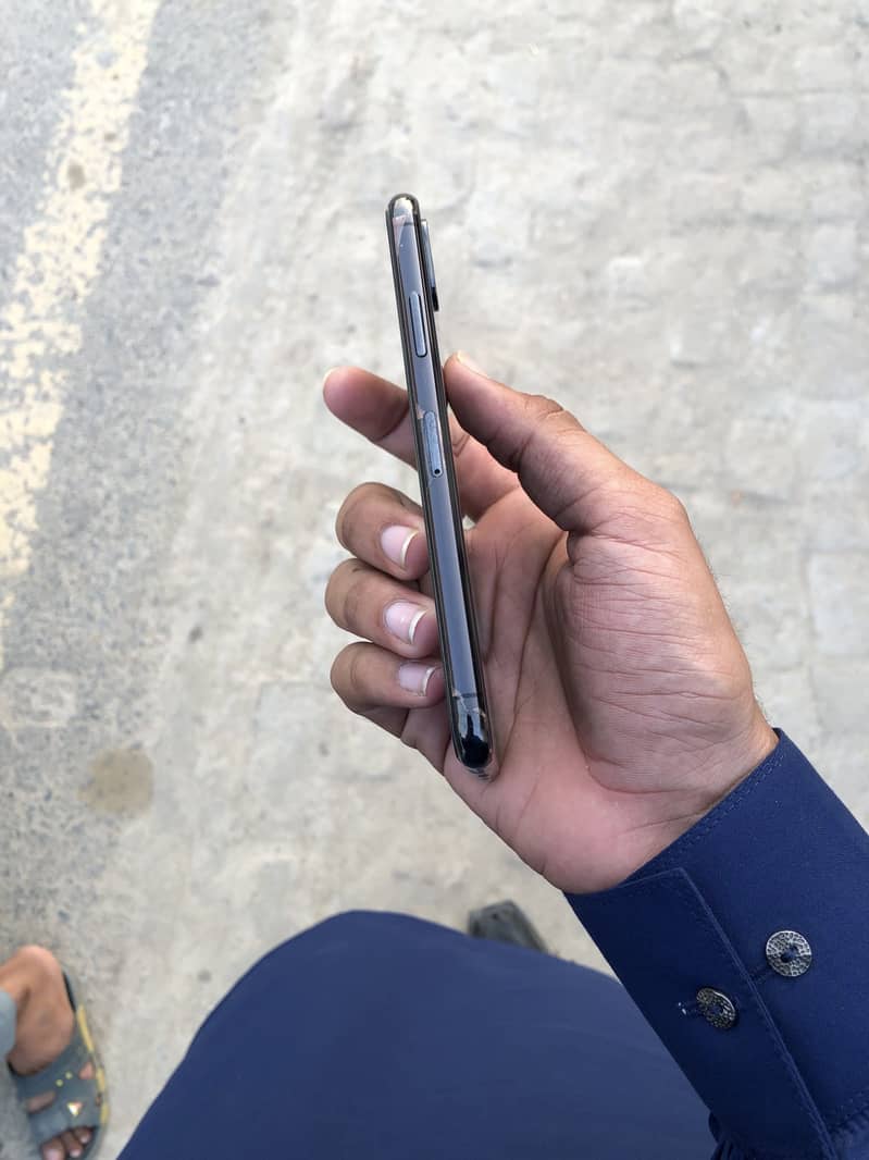 Apple iPhone XS 1
