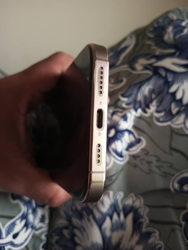 Apple iPhone 16 Pro Max 4