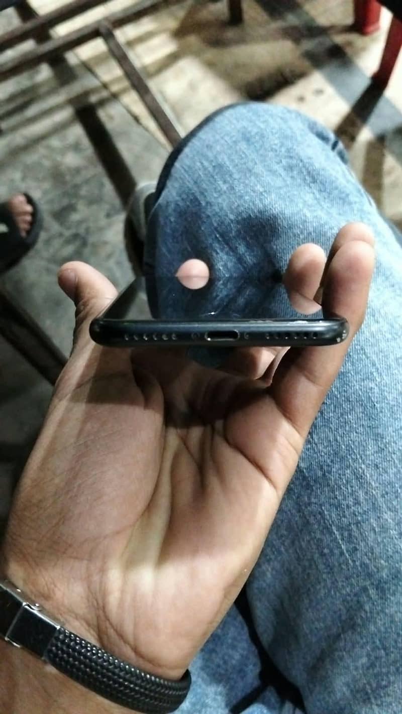 Apple iPhone 7 (128GB) 1