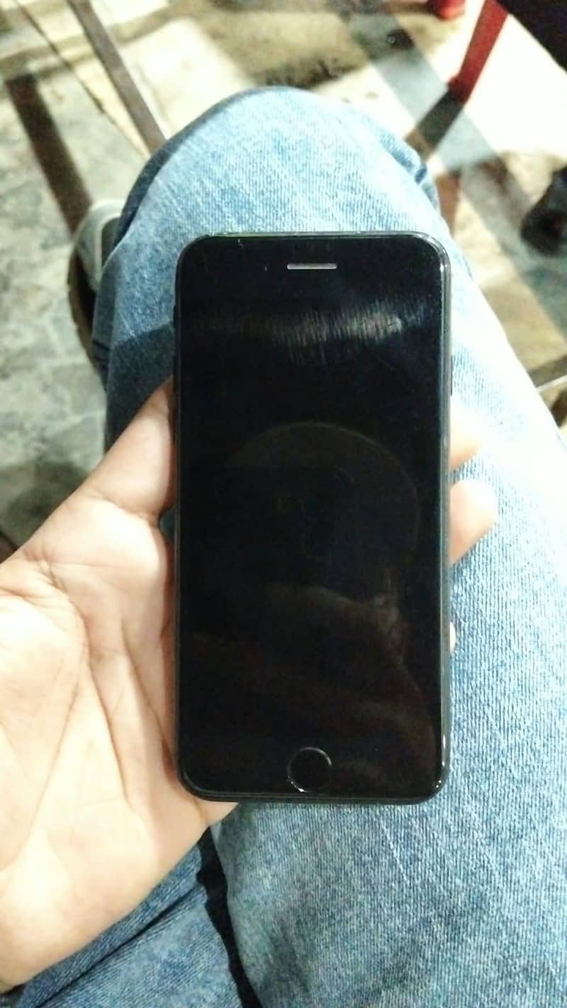 Apple iPhone 7 (128GB) 4
