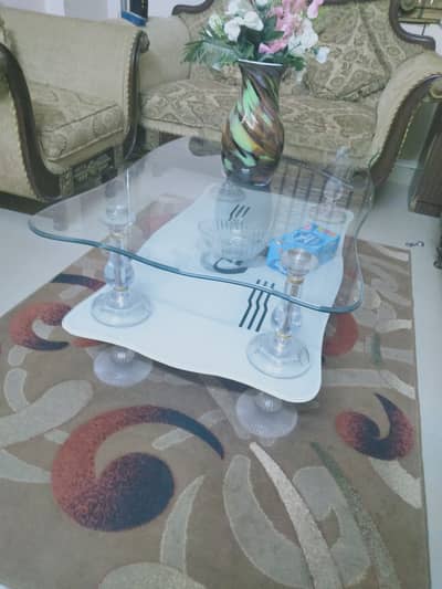 Glass centered table