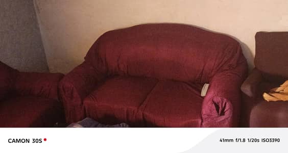 Sofa set ha or saat ma table ha used halt ma ha