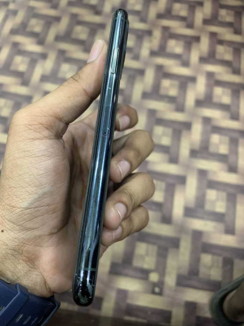 Apple iPhone 11 Pro Max 4