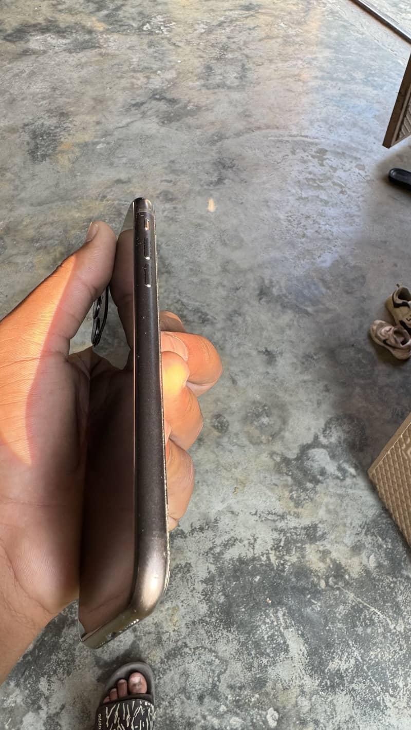 Apple iPhone 11 4