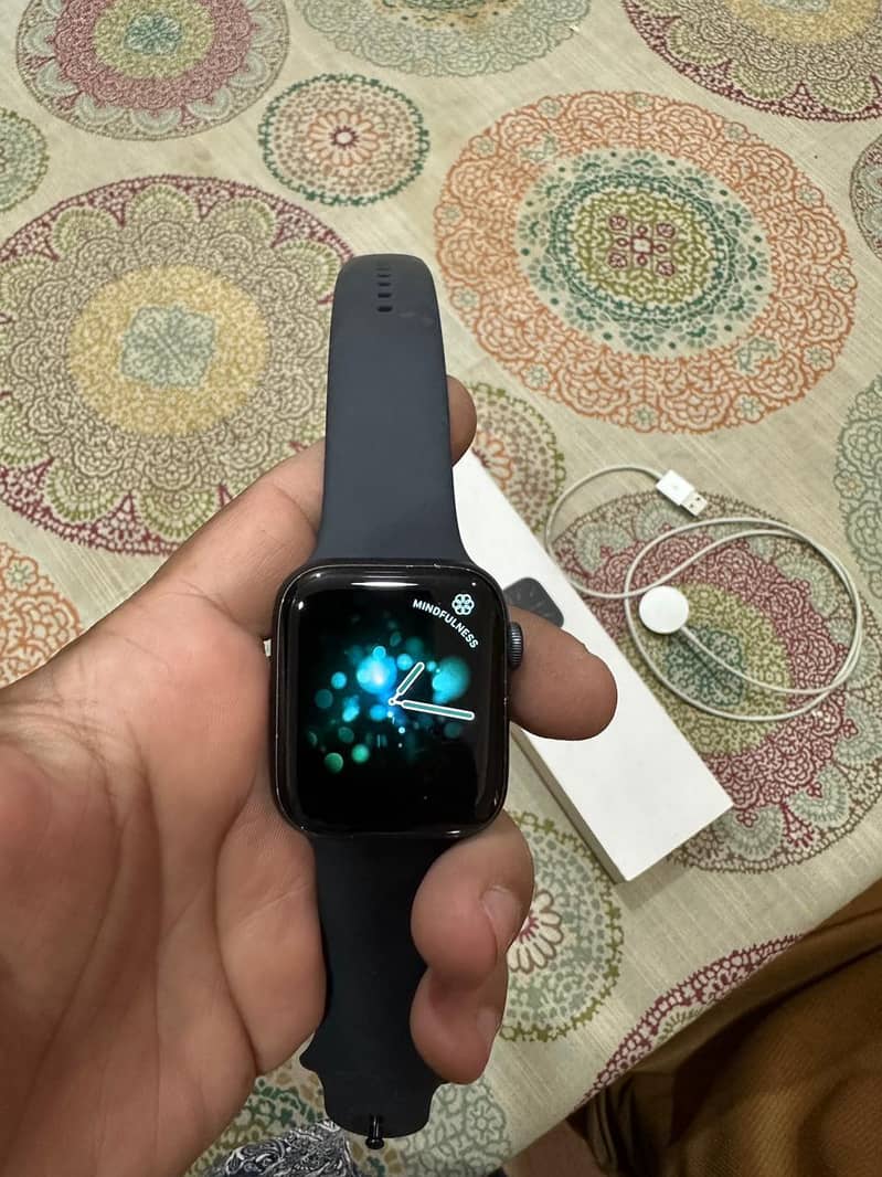 iPhone Apple smart watch 0