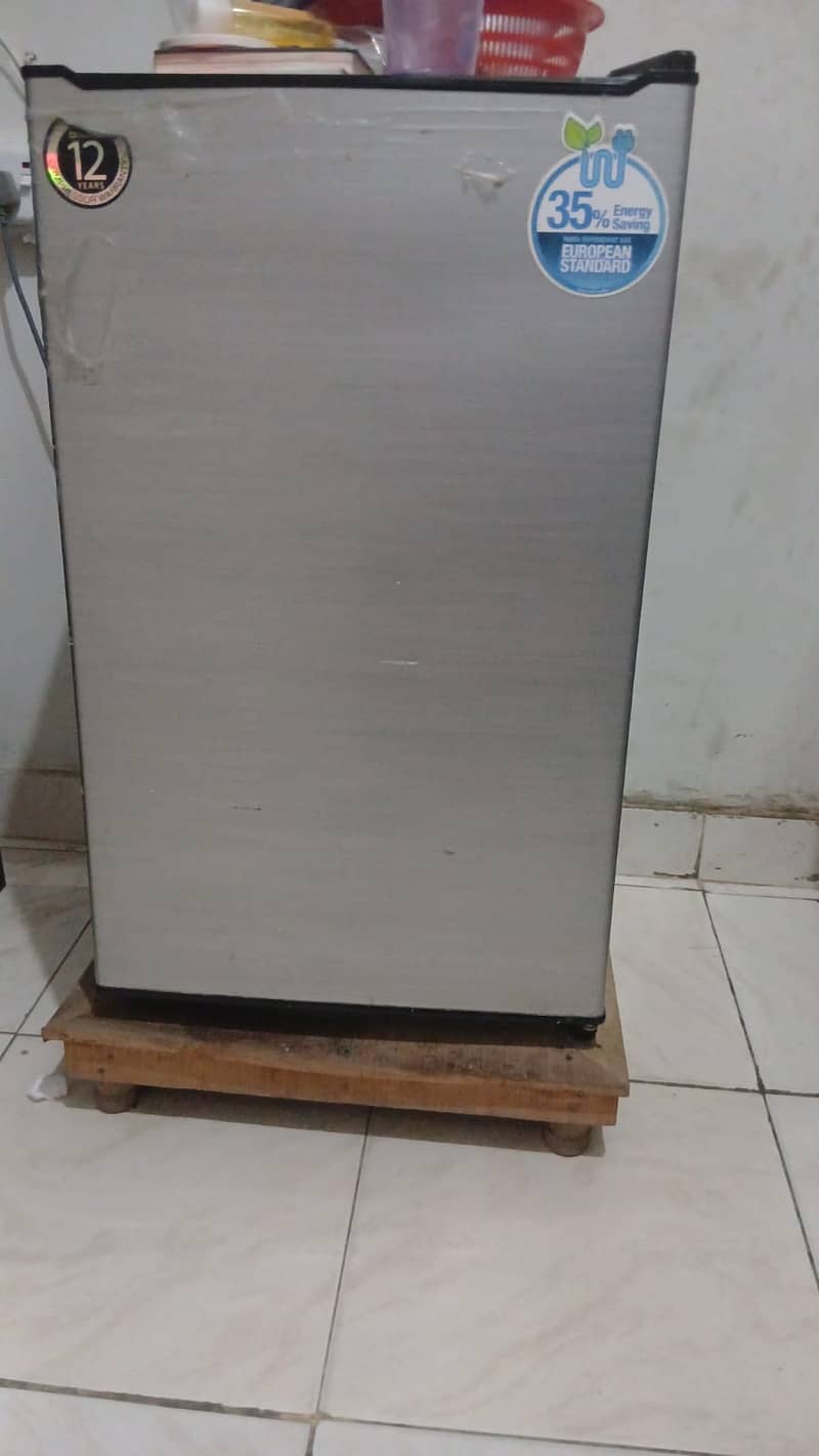 Mini fridge 0
