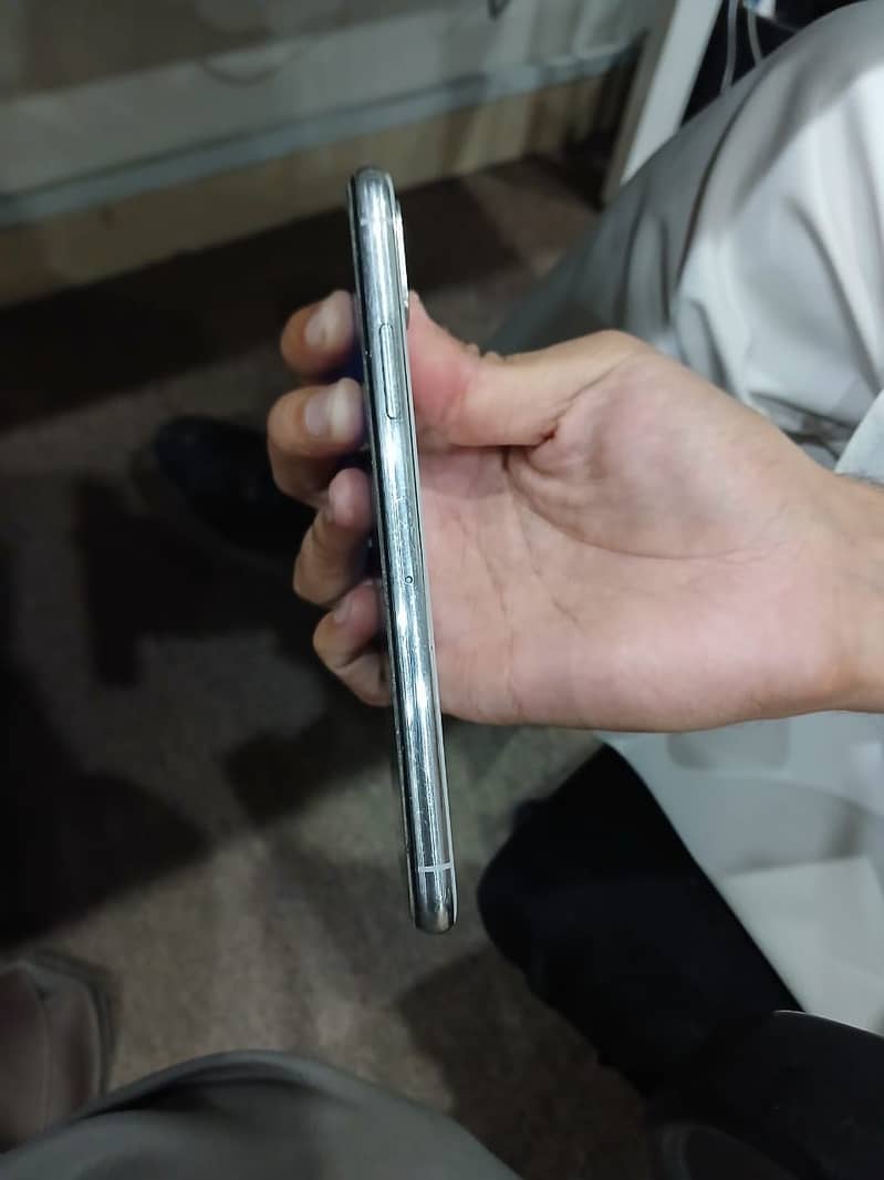 Apple iPhone X 4