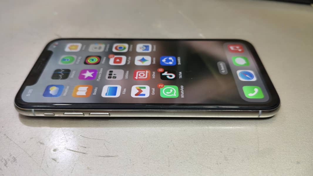Apple iPhone X 4
