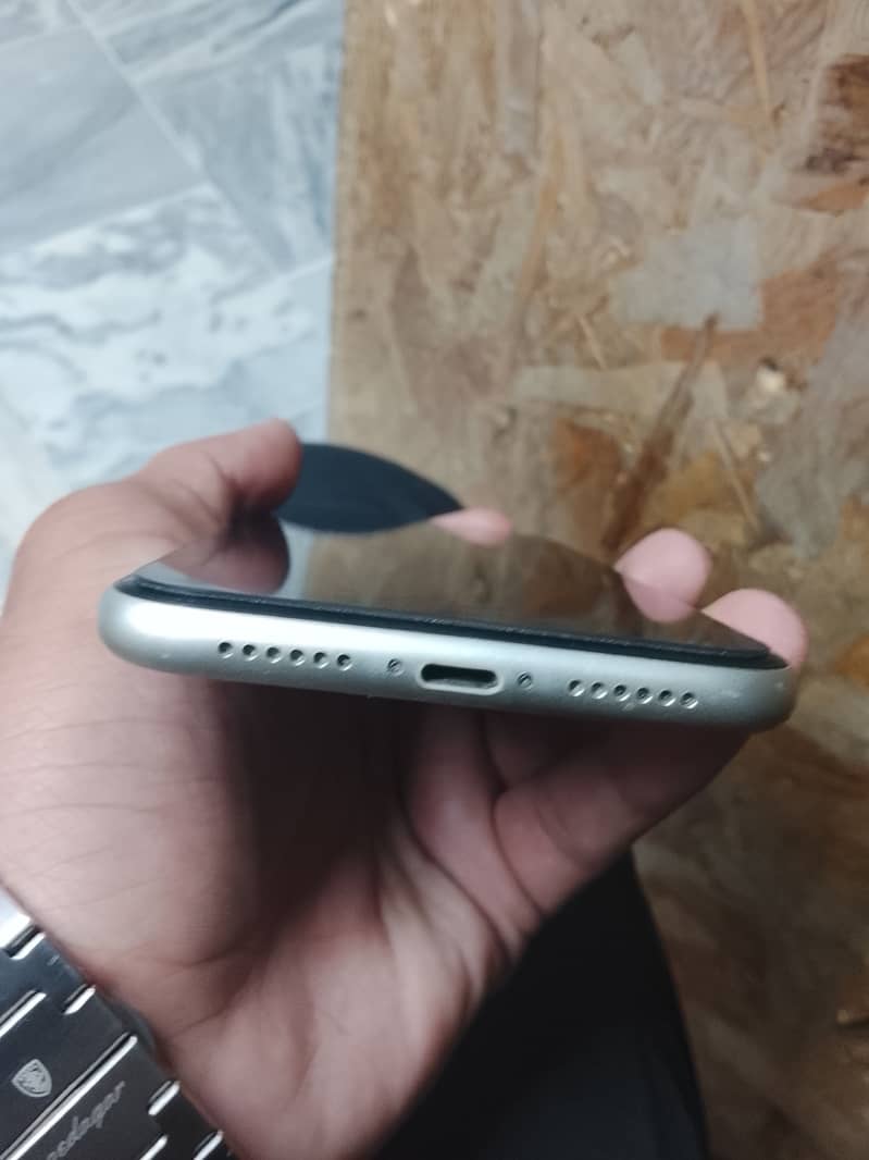 Apple iPhone 11 4