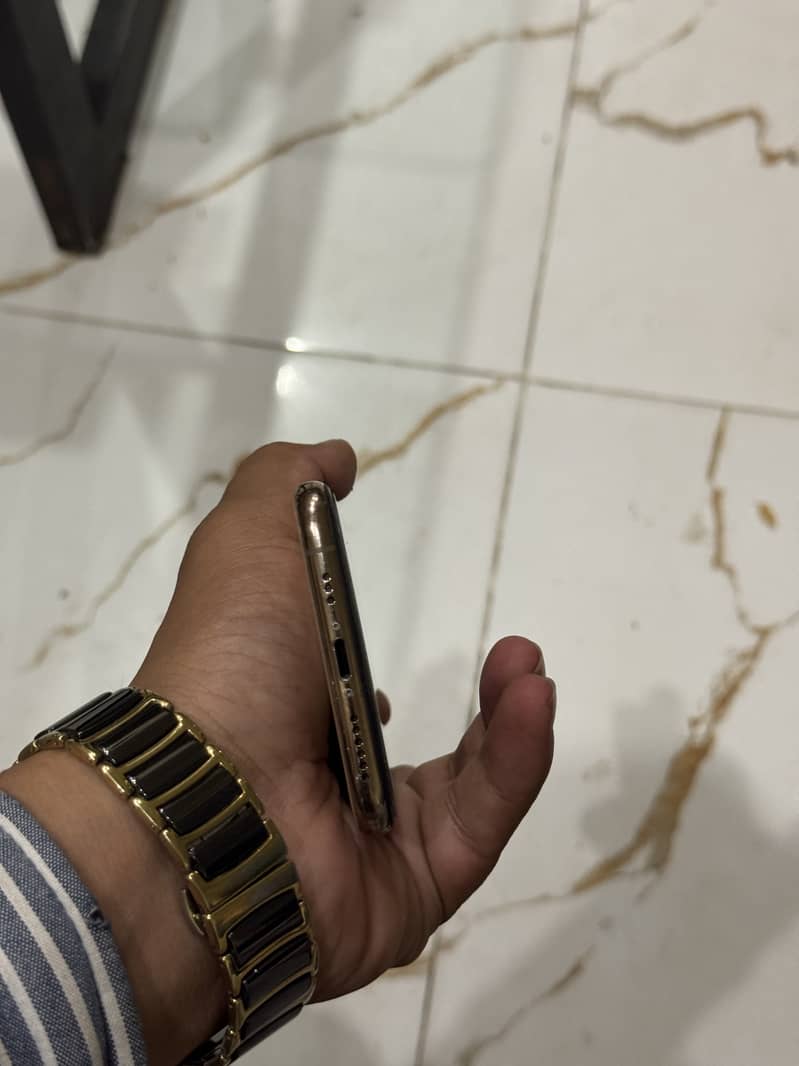 Apple iPhone XS 5