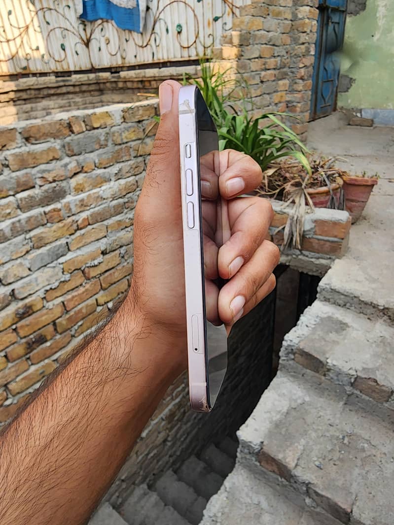 Apple iPhone 13 7
