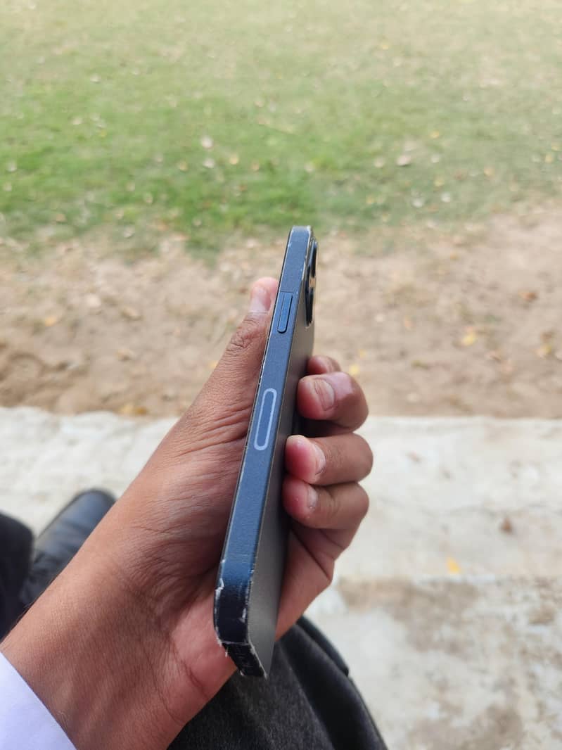 Apple iPhone 13 2