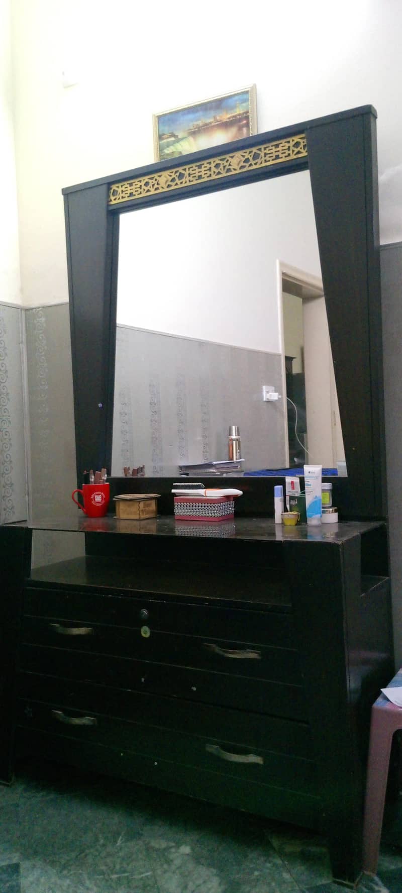 DRESSING TABLE 0