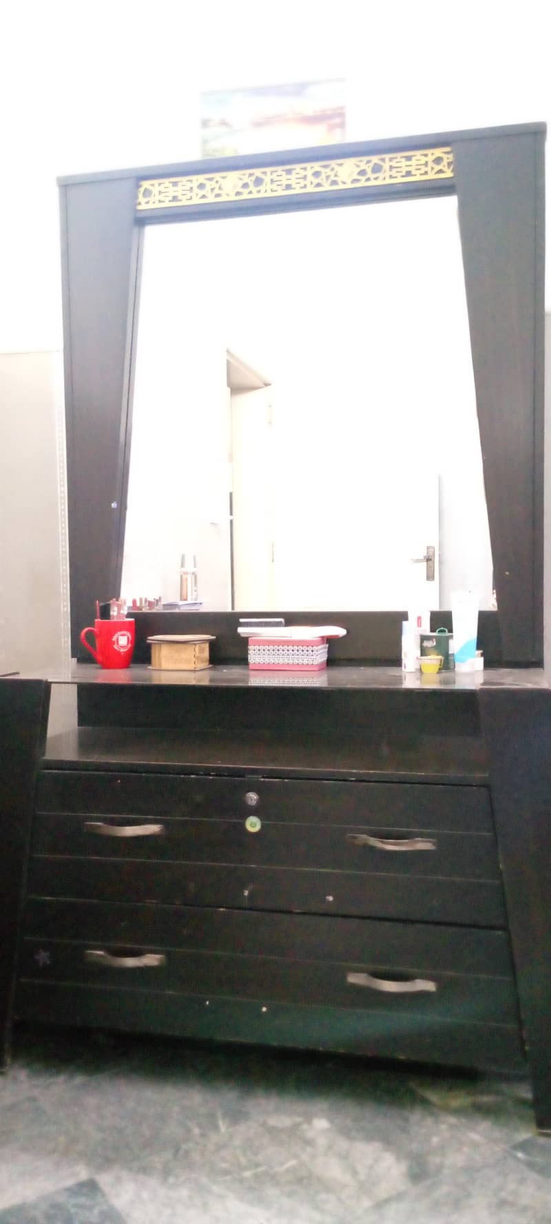 DRESSING TABLE 1