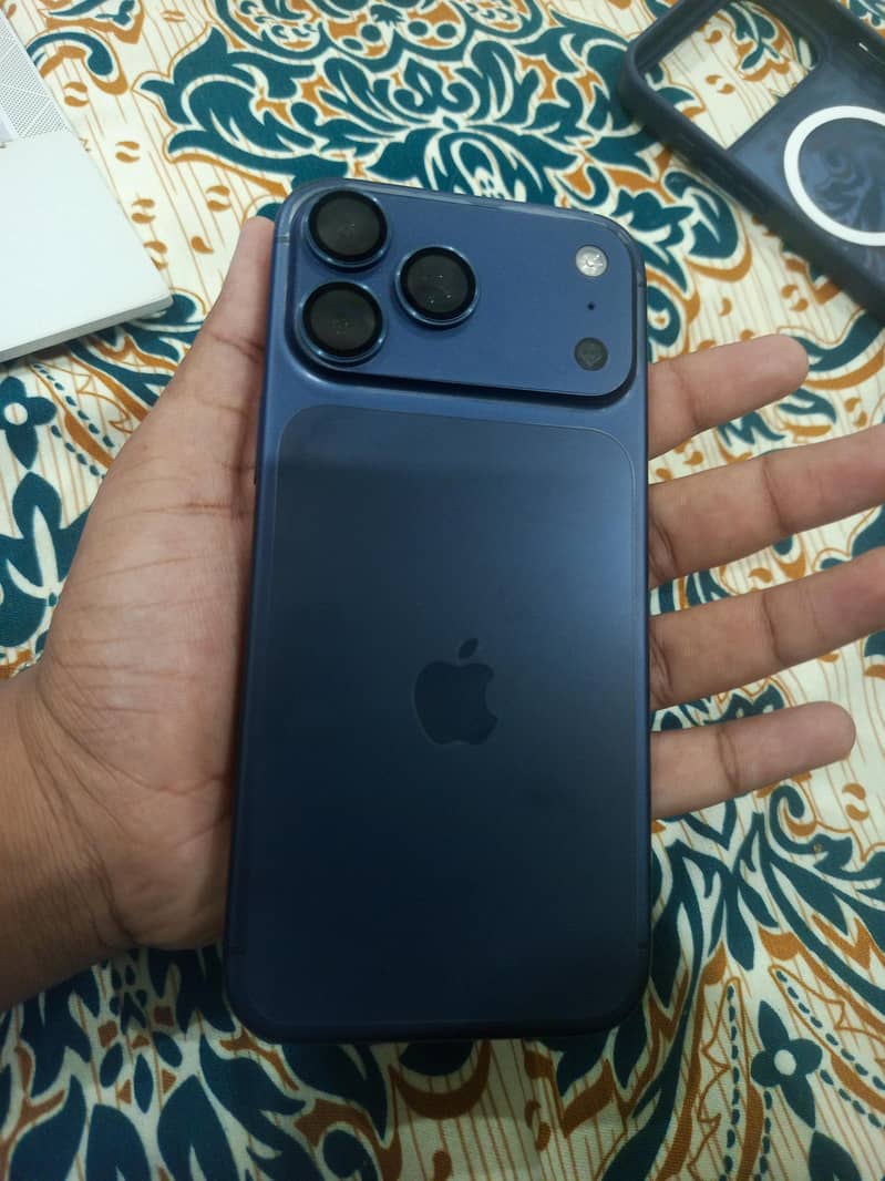 Apple iPhone 17 Pro Max 4