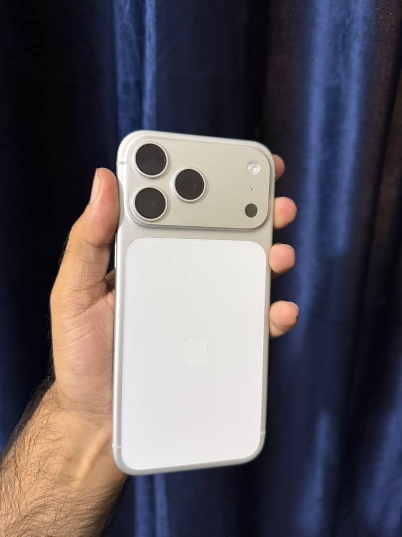 Apple iPhone 17 Pro Max 1