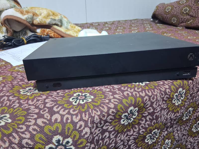 xbox one x with one controller 1