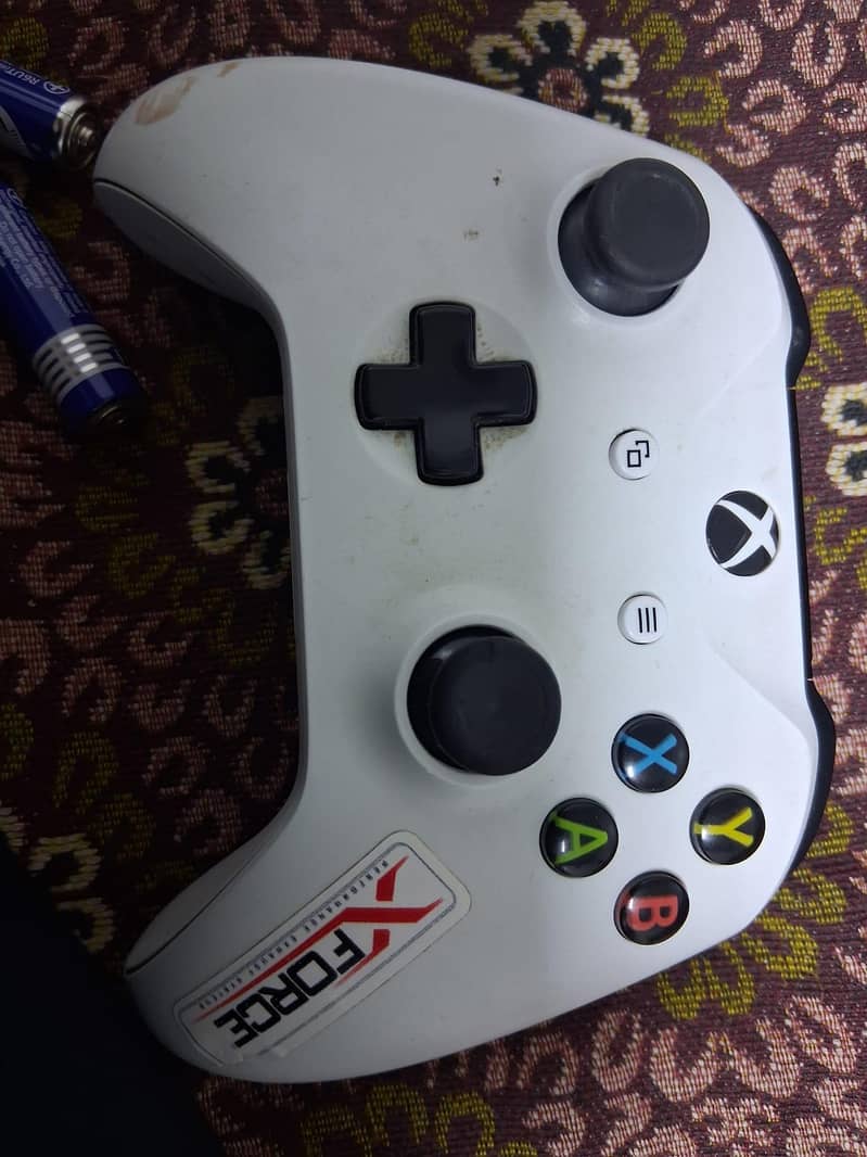 xbox one x with one controller 2