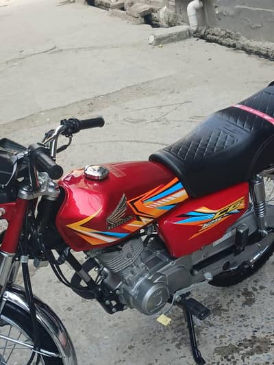 cg125 bhot axhi bike hy vochor kata howa hy atock ka 6200 km chala hy