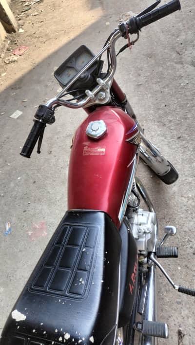 Honda 125 ok canditinon agla tayer change hony wala baqi bike ok