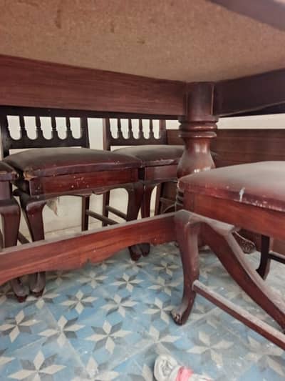 6 Seater Lavish Condition Dining Table For Sale