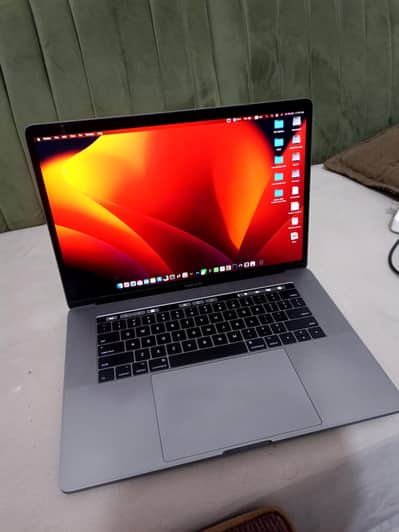 MacBook Pro 2017/ i7 2TB and 4Gb graphic card