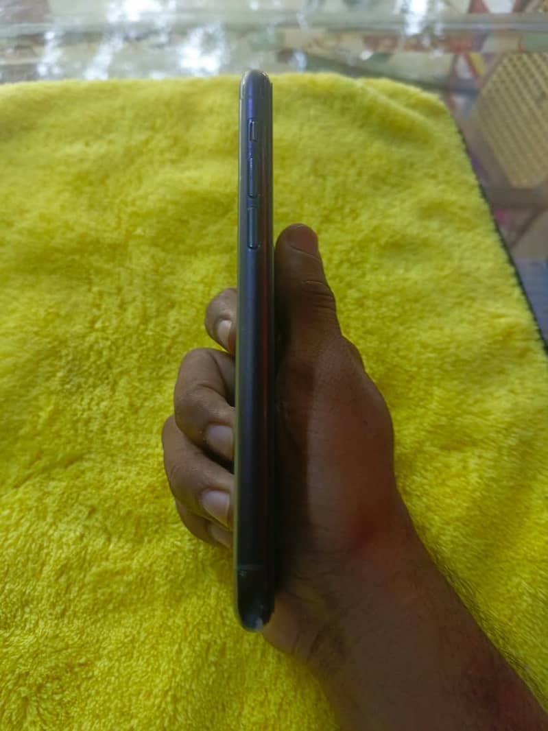 Apple iPhone 11 Pro 4