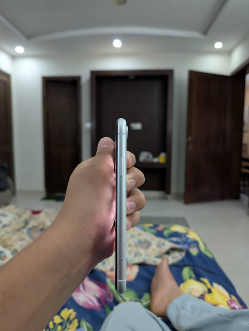 Apple iPhone XR 4