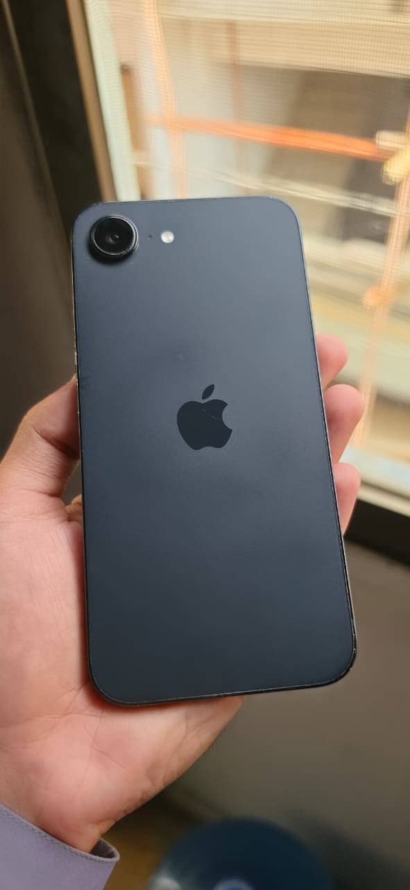 Apple iPhone 16e 0