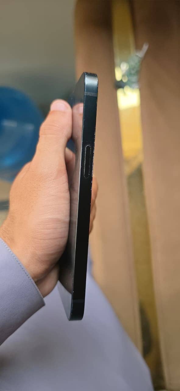 Apple iPhone 16e 1