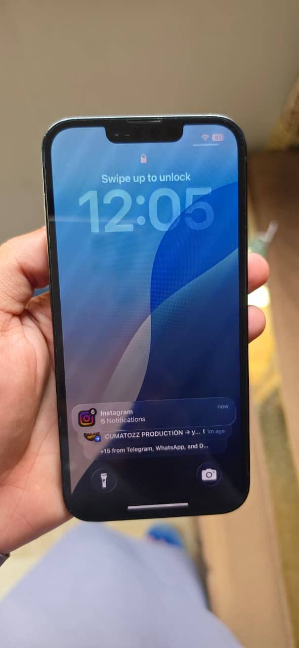 Apple iPhone 16e 3
