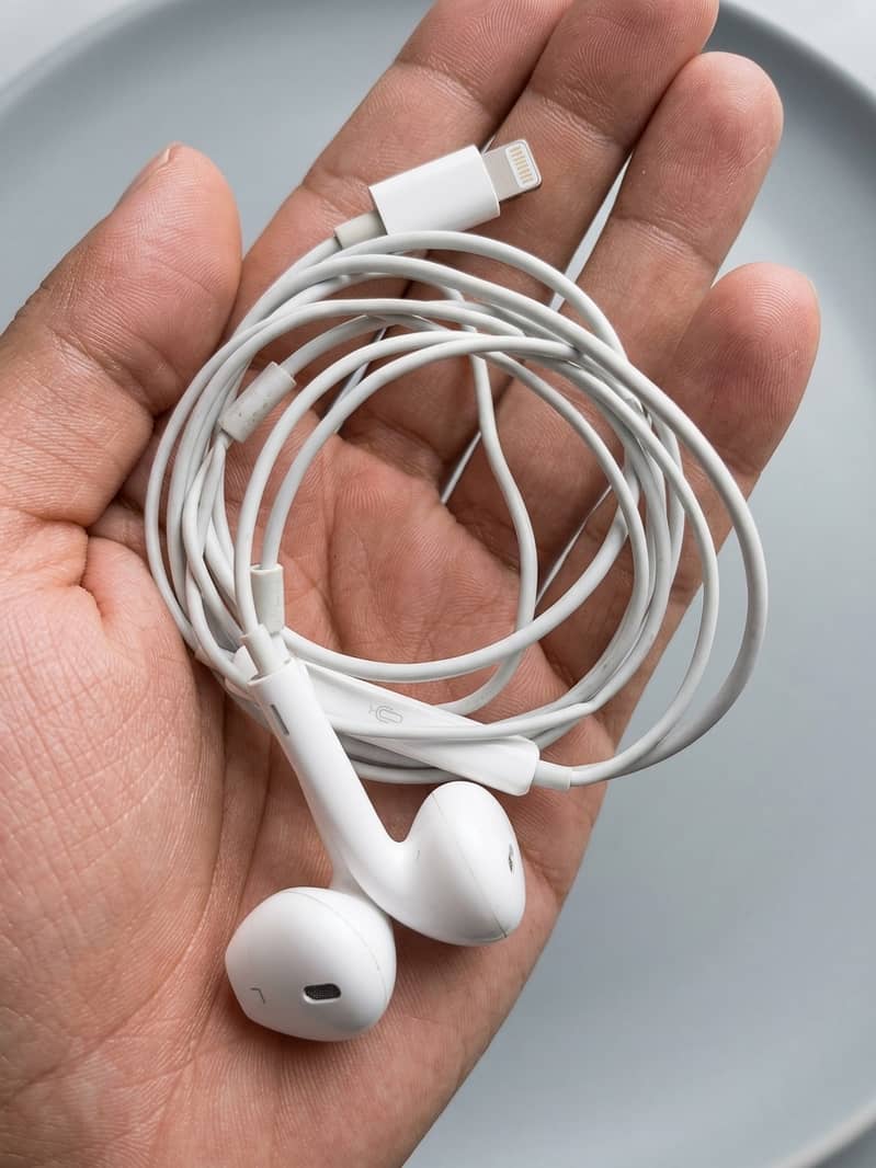 iphone handfree lightning cable 10/10 condition 0