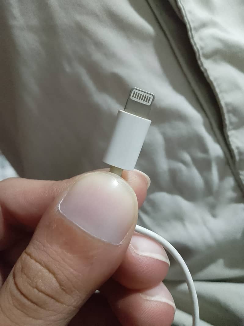iphone handfree lightning cable 10/10 condition 1