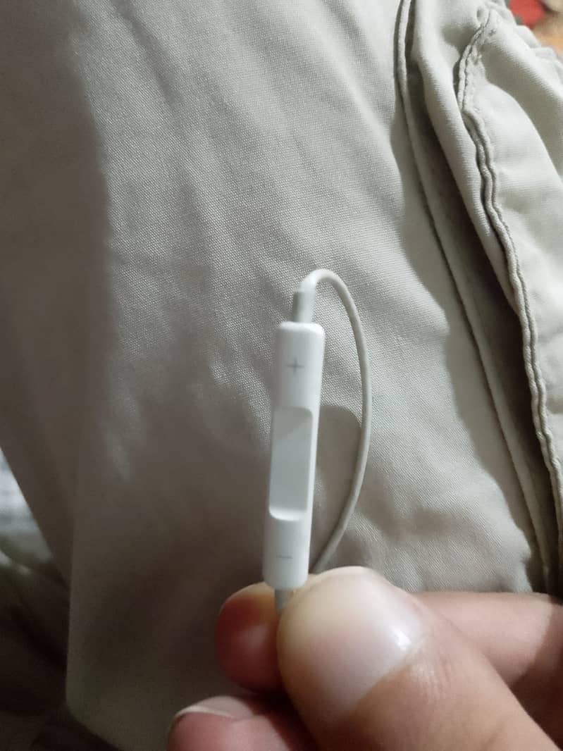 iphone handfree lightning cable 10/10 condition 4