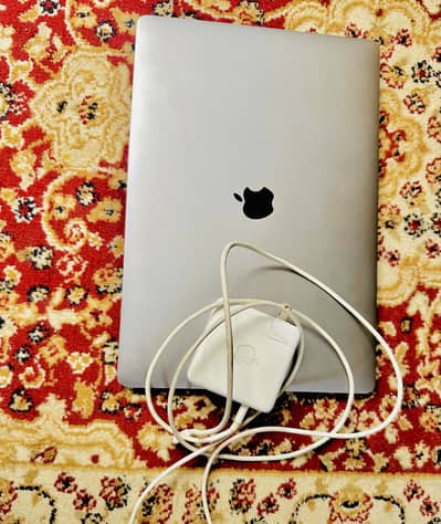 MacBook 2019 pro i9.    (16/512)