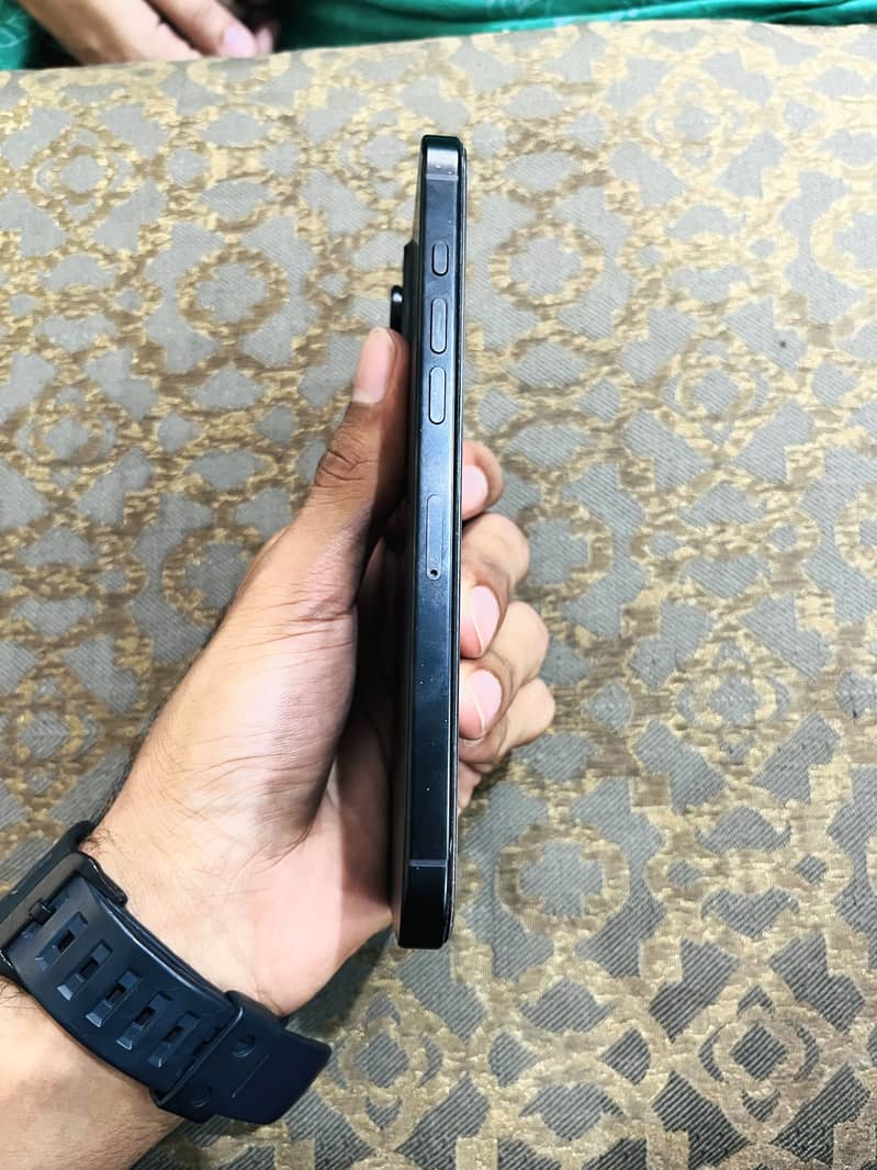 Apple iPhone 16 Pro Max 6