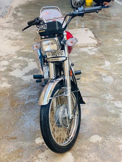 honda 125 brand new condition 10/10 km 550 total original
