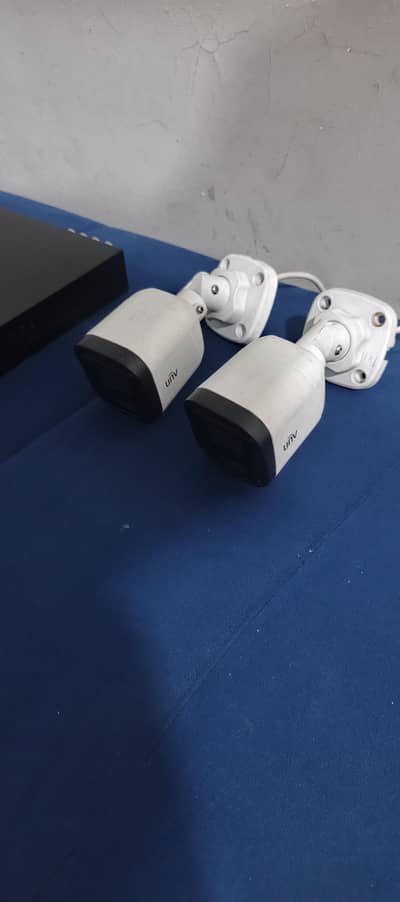 2 cameras unv , alhua dvdr 1TB box available