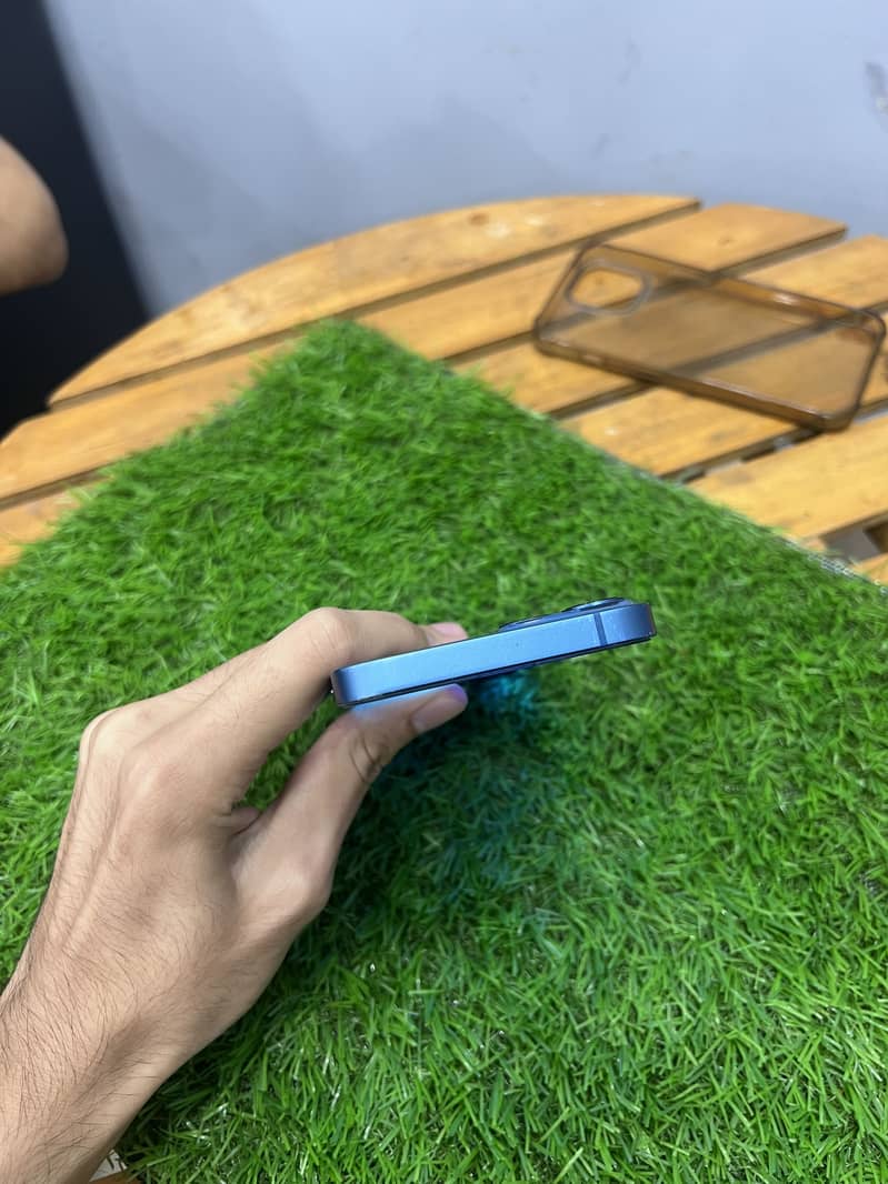 Apple iPhone 13 5