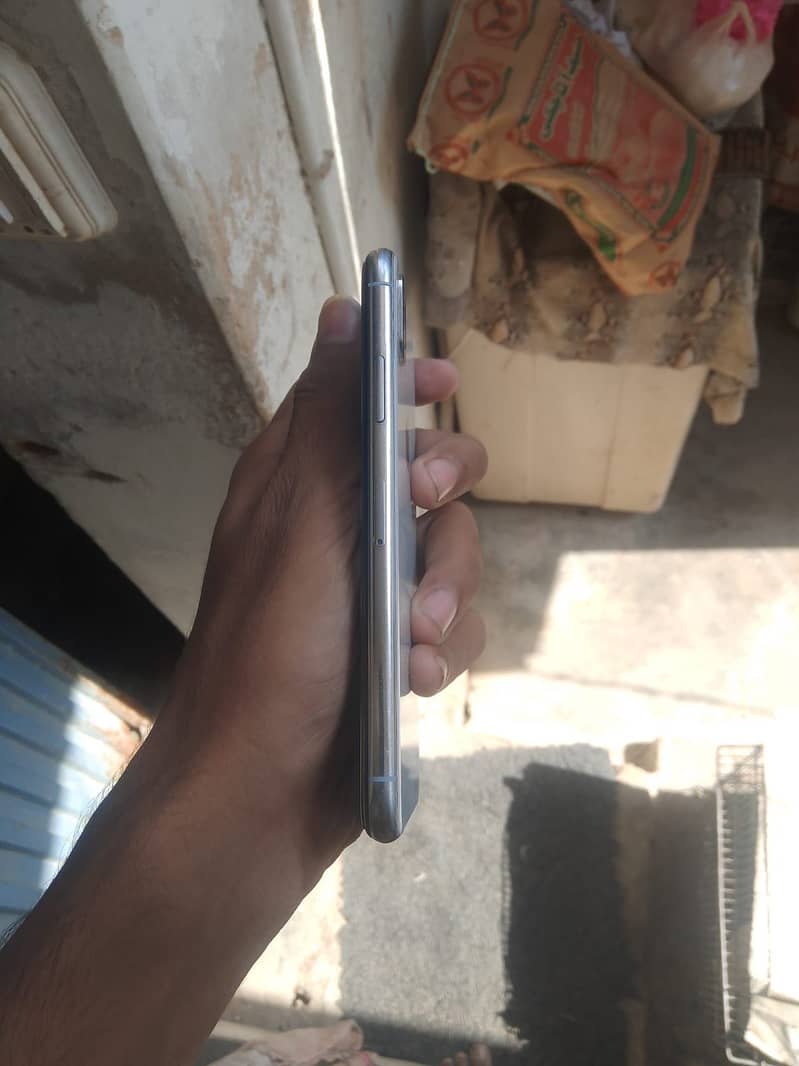 Apple iPhone X 4