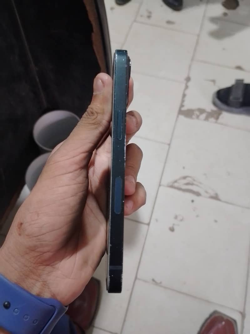 Apple iPhone 13 4