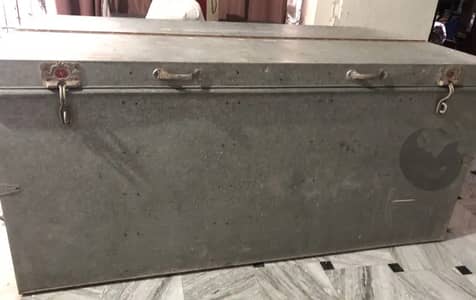 Iron storage trunk/ Petti
