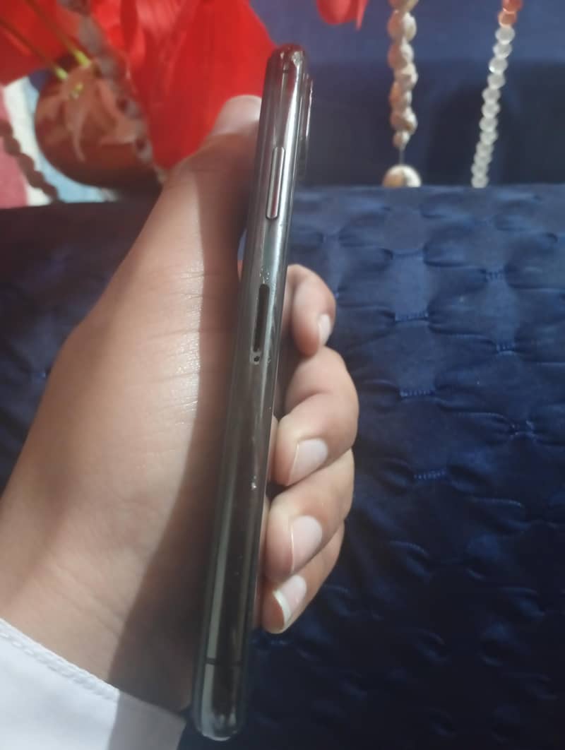 Apple iPhone XS 4